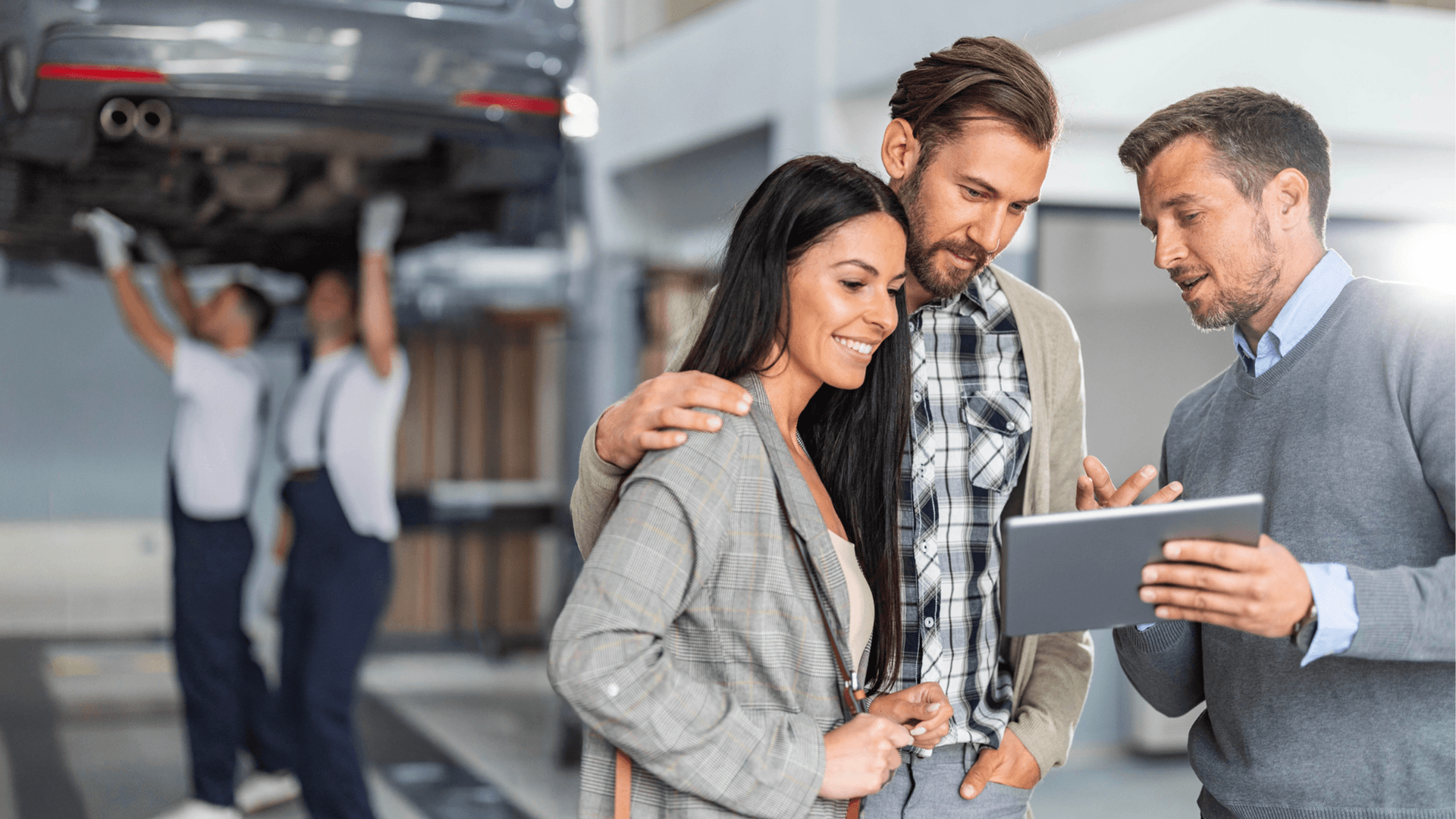 Technicien réparant une voiture