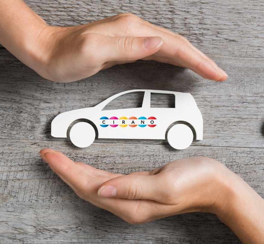 Mains tenant une voiture miniature